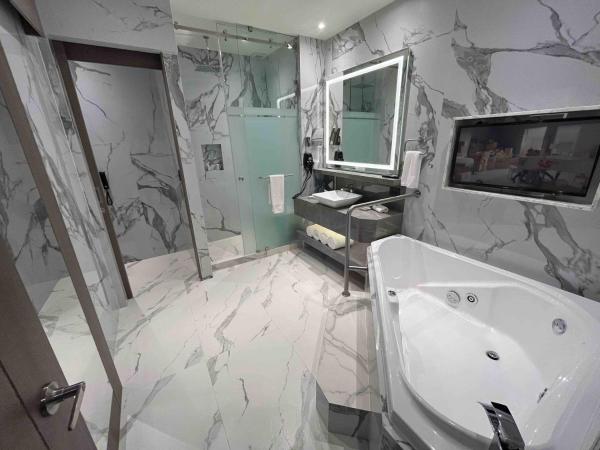 Safi Royal Luxury Metropolitan : photo 4 de la chambre suite lit king-size avec baignoire spa