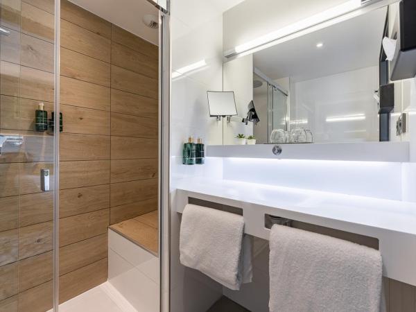 Htel B55 : photo 1 de la chambre chambre double ou lits jumeaux avec douche