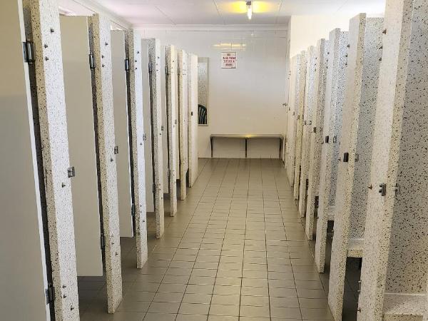 Banksia Tourist Park : photo 1 de la chambre budget cabin - pet friendly with external shared bathroom