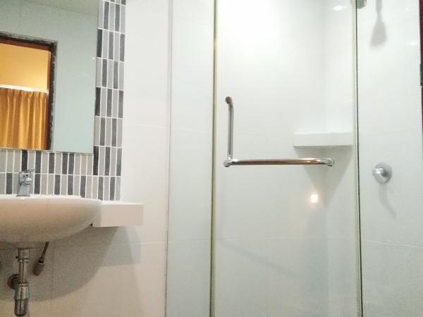 Kinabalu Daya Hotel : photo 7 de la chambre chambre familiale - vue sur ville