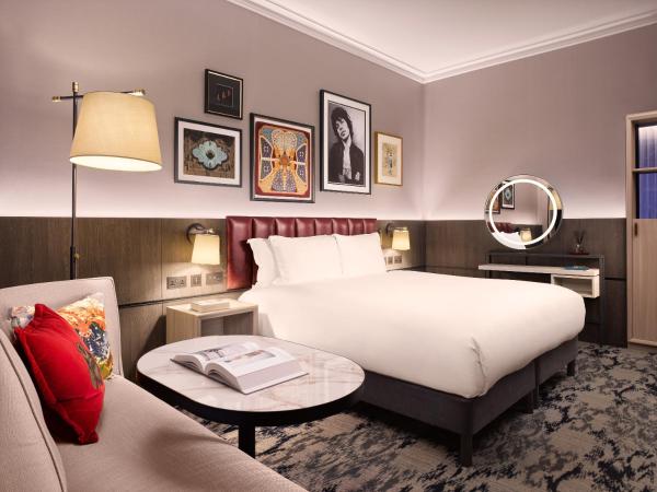 The Trafalgar St. James, London Curio collection by Hilton : photo 2 de la chambre chambre lit king-size avec vue