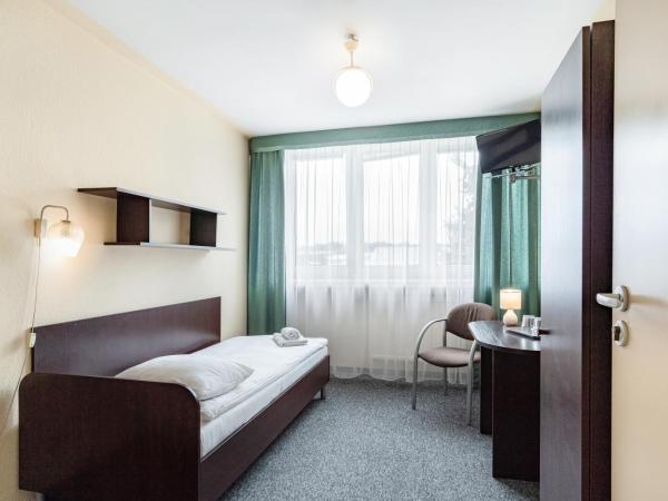 Hotel Alf : photo 1 de la chambre chambre simple avec salle de bains commune