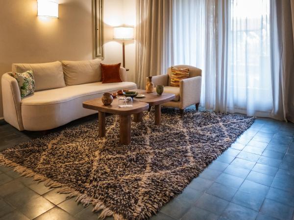 Domaine Des Remparts Hotel & Spa : photo 4 de la chambre suite deluxe - vue sur piscine