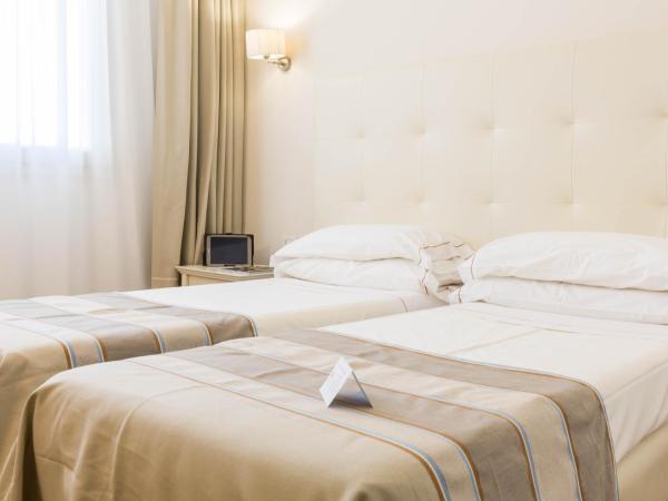 Hotel Catalunya : photo 6 de la chambre chambre double ou lits jumeaux - vue latérale sur mer
