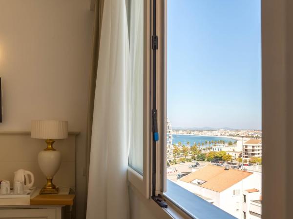 Hotel Catalunya : photo 5 de la chambre chambre double ou lits jumeaux - vue latérale sur mer