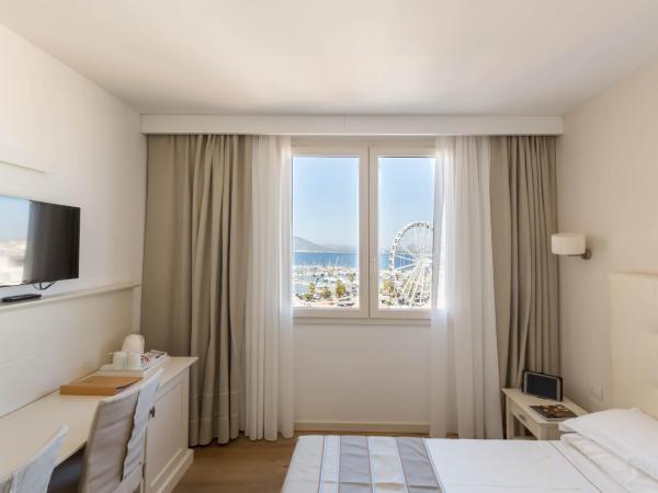 Hotel Catalunya : photo 2 de la chambre chambre double ou lits jumeaux - vue latérale sur mer