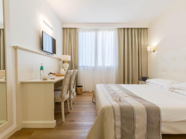 Hotel Catalunya : photo 4 de la chambre chambre double ou lits jumeaux - vue latérale sur mer