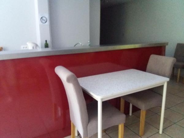 chambre dans maison avec piscine et cuisine : photo 10 de la chambre chambre double avec salle de bains privative