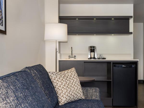 Holiday Inn Toronto Downtown Centre, an IHG Hotel : photo 3 de la chambre suite lit king-size - vue sur ville