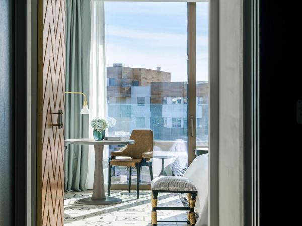 Fairmont La Marina Rabat Sale Hotel And Residences : photo 2 de la chambre chambre lit king-size fairmont avec balcon - vue sur océan ou sur ville
