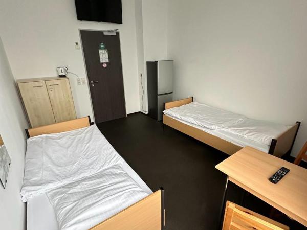 Arena Hostel & Monteurzimmer : photo 1 de la chambre chambre double ou lits jumeaux avec salle de bains commune