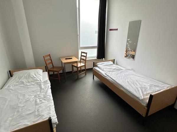 Arena Hostel & Monteurzimmer : photo 3 de la chambre chambre double ou lits jumeaux avec salle de bains commune
