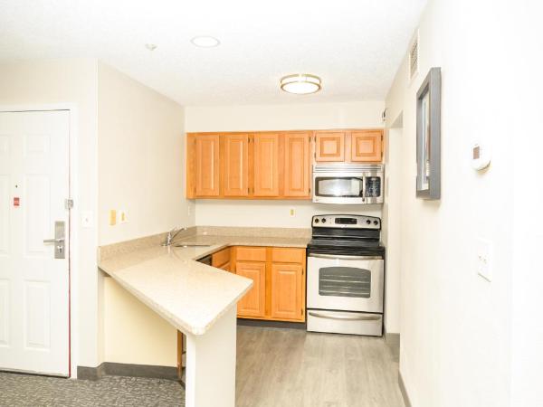 Philadelphia Suites at Airport - An Extended Stay Hotel : photo 8 de la chambre suite lit queen-size deluxe