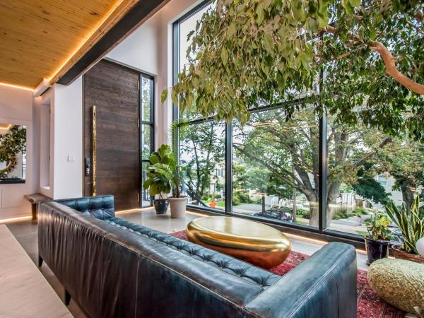 Luxury BNB - Halifax Rooftop - The Sunrise Room : photo 3 de la chambre chambre lit queen-size deluxe