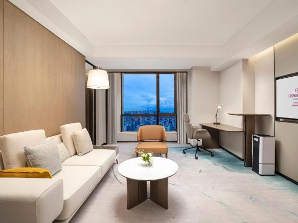 Crowne Plaza Shanghai Jinxiu, an IHG Hotel : photo 1 de la chambre one-bedroom king suite with living and study area
