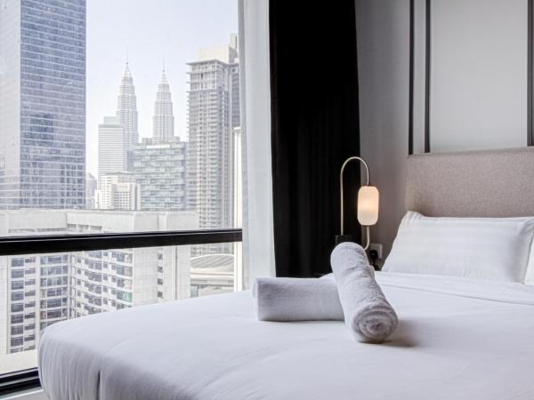 Axon Residence at Pavilion KLCC KL Tower view by KIMIRO : photo 2 de la chambre suite lit queen-size deluxe