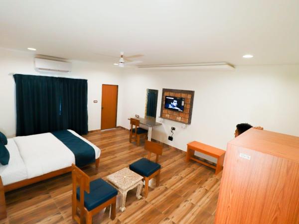 The Lavit Malhar Inn. : photo 1 de la chambre suite lit king-size avec balcon