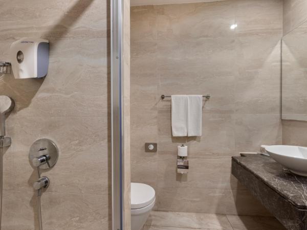 Ramada Plaza Antalya : photo 3 de la chambre chambre deluxe - vue sur ville