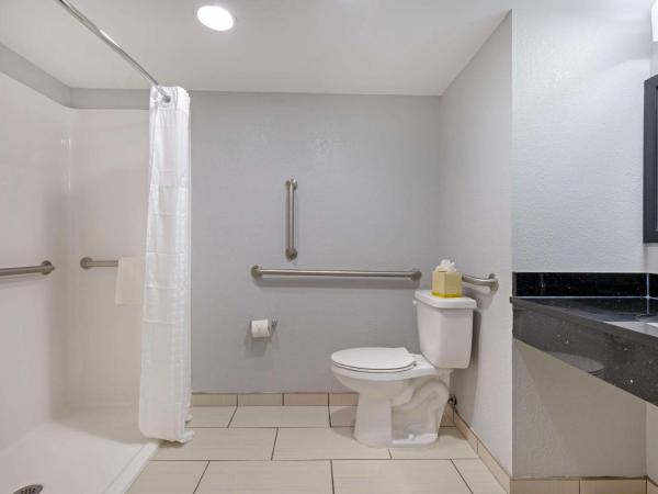 Clarion Hotel & Suites BWI Airport North : photo 4 de la chambre suite avec lit king-size pour personnes à mobilité réduite - non-fumeurs