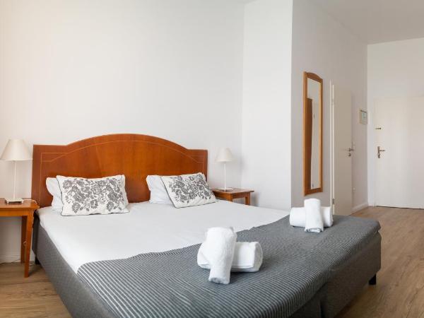 Safestay Berlin Kurfurstendamm : photo 2 de la chambre chambre lits jumeaux avec salle de bains privative