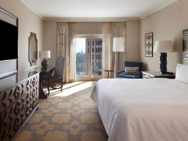 The Westin Riverwalk, San Antonio : photo 2 de la chambre deluxe king, guest room, 1 king, river side view, balcony