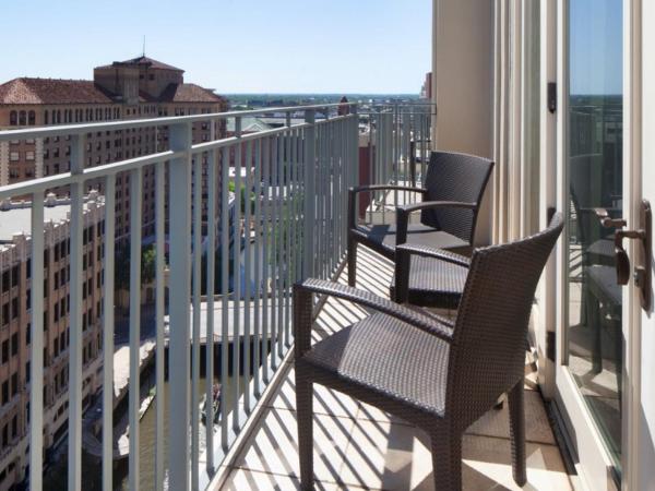 The Westin Riverwalk, San Antonio : photo 1 de la chambre 1 bedroom studio suite, 1 king, sofa bed, river side view