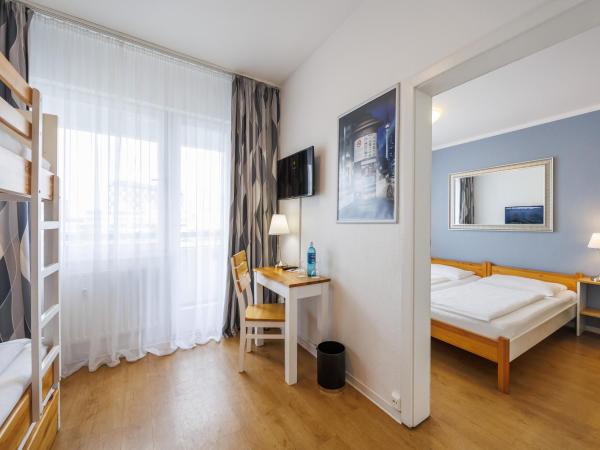 Hotel Lützow : photo 2 de la chambre chambre familiale avec salle de bains