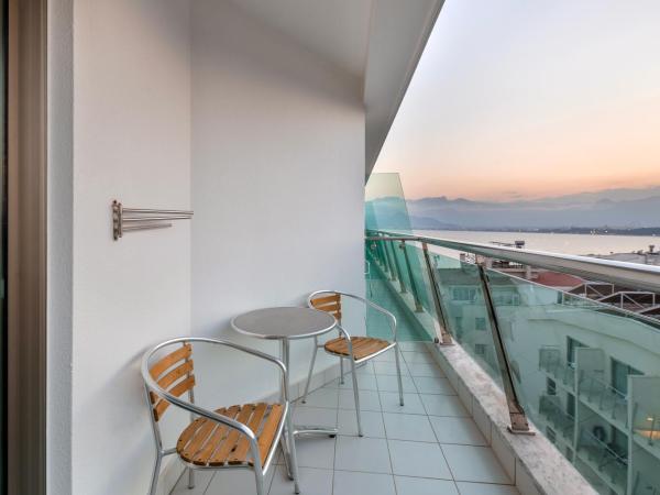 Ramada Plaza Antalya : photo 1 de la chambre chambre de luxe - vue latérale sur mer