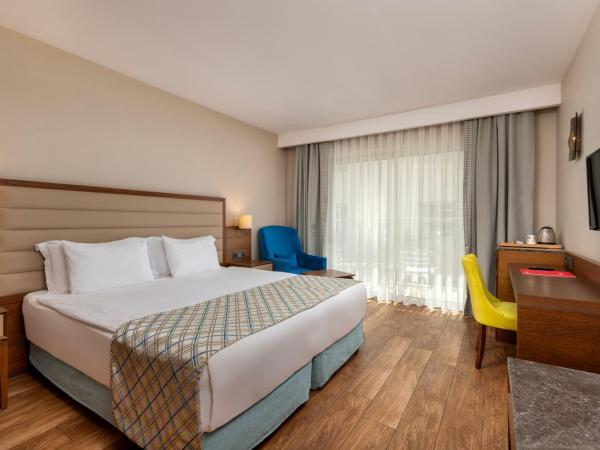 Ramada Plaza Antalya : photo 4 de la chambre chambre deluxe - vue sur ville