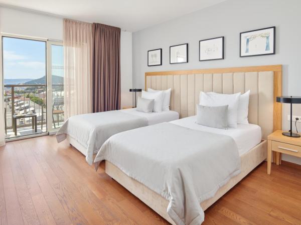 Dioklecijan Hotel & Residence : photo 1 de la chambre chambre double ou lits jumeaux supérieure avec balcon - vue sur mer