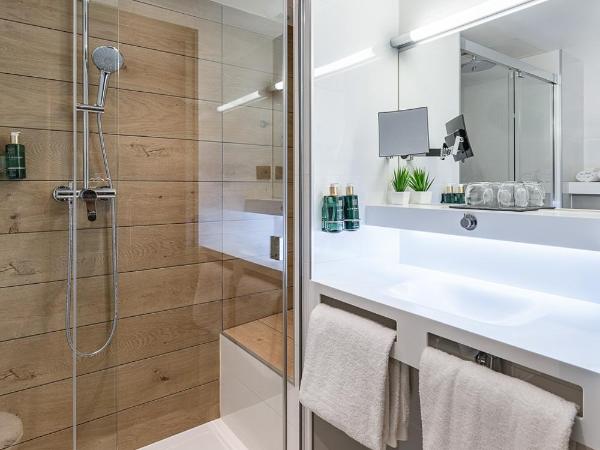 Hôtel B55 : photo 7 de la chambre chambre double ou lits jumeaux avec douche