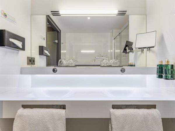 Hôtel B55 : photo 3 de la chambre chambre familiale avec douche 
