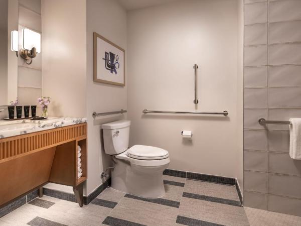 Hyatt Centric Downtown Nashville : photo 2 de la chambre chambre lit king-size avec douche accessible en fauteuil roulant - adaptée aux personnes à mobilité réduite