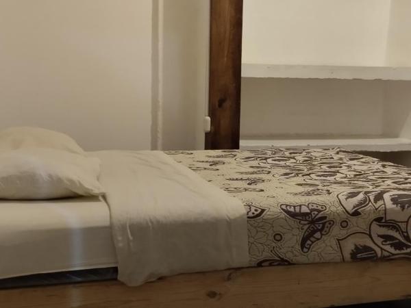 Hostal San Pueblo : photo 3 de la chambre chambre triple basique avec salle de bains commune