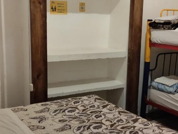 Hostal San Pueblo : photo 4 de la chambre chambre triple basique avec salle de bains commune