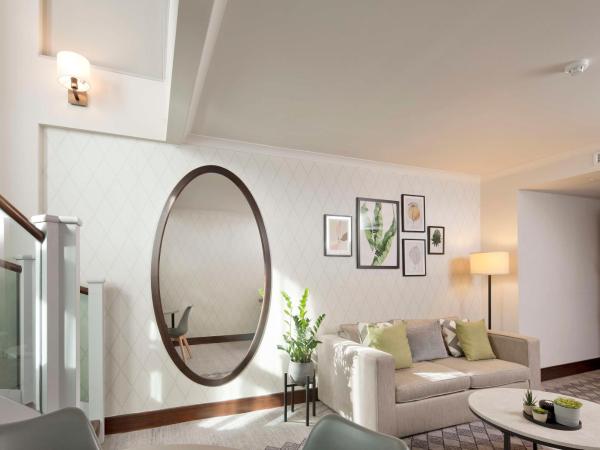 Doubletree By Hilton London Kensington : photo 2 de la chambre suite duplex avec lit king-size et canapé-lit