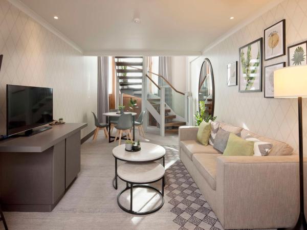 Doubletree By Hilton London Kensington : photo 3 de la chambre suite duplex avec lit king-size et canapé-lit