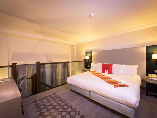 Doubletree By Hilton London Kensington : photo 4 de la chambre suite duplex avec lit king-size et canapé-lit