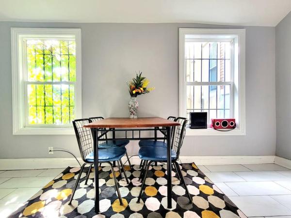 Budget Bed Room near Downtown Inner Harbor w Free Parking : photo 2 de la chambre chambre double avec salle de bains commune