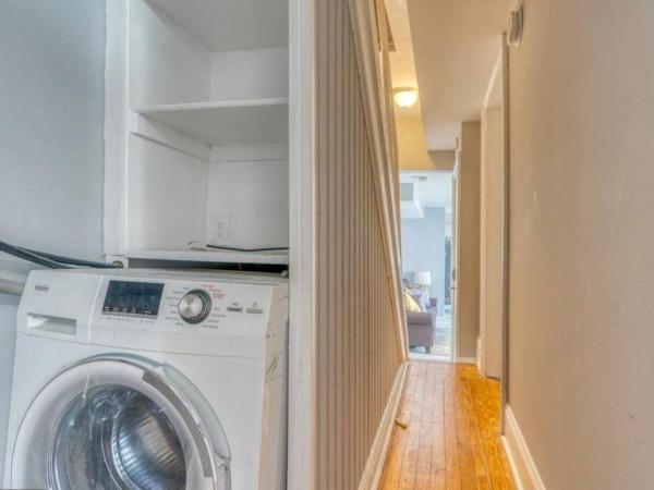 Budget Bed Room near Downtown Inner Harbor w Free Parking : photo 6 de la chambre chambre double avec salle de bains commune