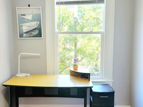 Budget Bed Room near Downtown Inner Harbor w Free Parking : photo 2 de la chambre chambre double avec salle de bains commune