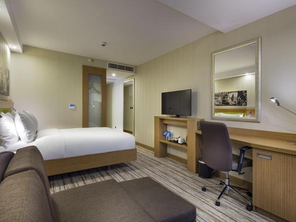 Hampton by Hilton Istanbul Atakoy : photo 3 de la chambre chambre lit queen-size avec canapé-lit