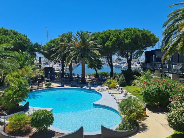 Le Spinaker : photo 6 de la chambre chambre lit king-size - vue sur piscine