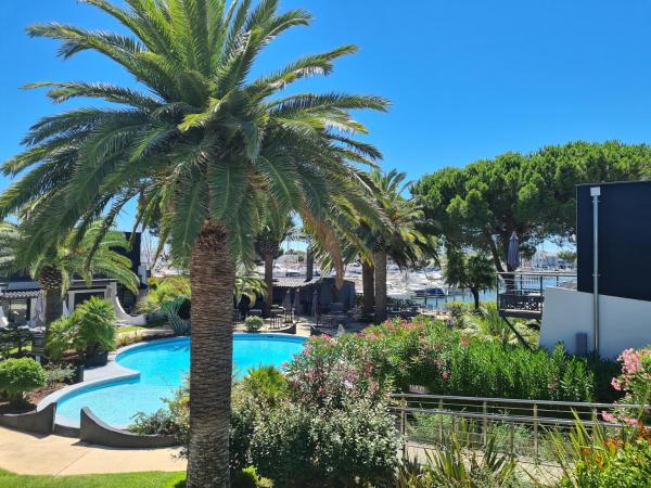 Le Spinaker : photo 7 de la chambre chambre lit king-size - vue sur piscine