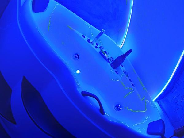 Valentine's Suite : photo 3 de la chambre suite deluxe avec baignoire spa