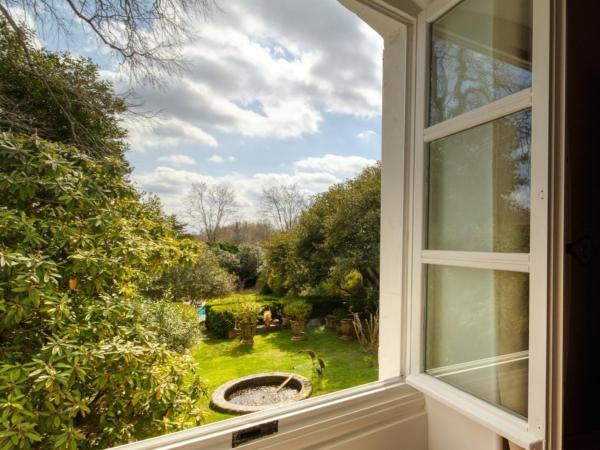 Mas d'Escattes : photo 5 de la chambre chambre double ou lits jumeaux - vue sur jardin