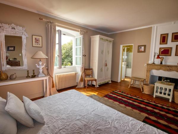 Mas d'Escattes : photo 4 de la chambre chambre double ou lits jumeaux - vue sur jardin