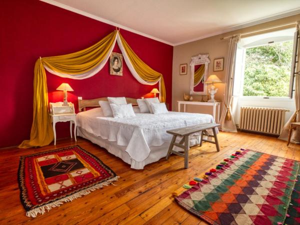 Mas d'Escattes : photo 2 de la chambre chambre double ou lits jumeaux - vue sur jardin