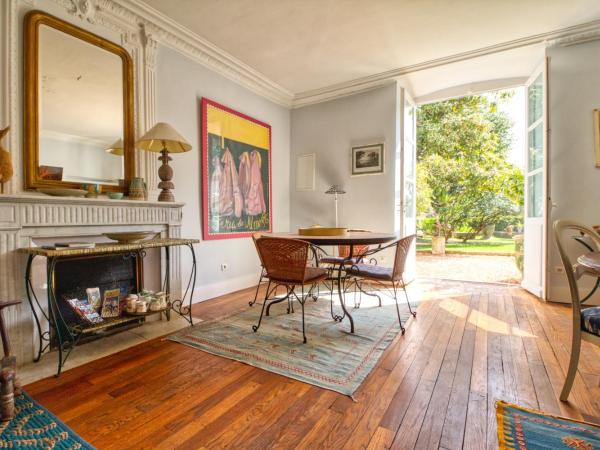 Mas d'Escattes : photo 10 de la chambre chambre double ou lits jumeaux - vue sur jardin