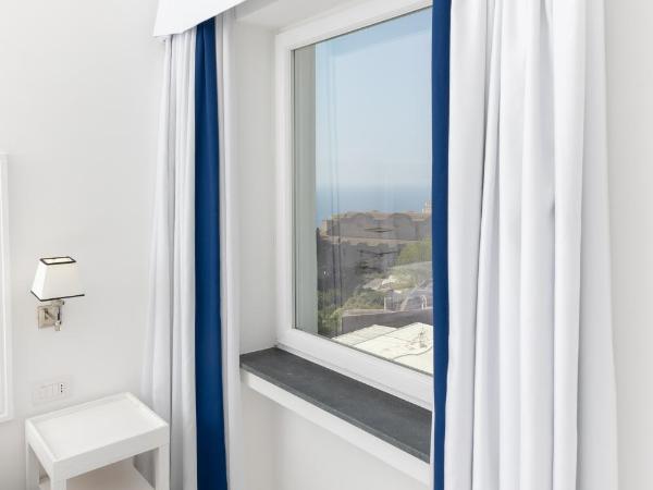 Hotel Mamela : photo 8 de la chambre chambre double ou lits jumeaux - vue partielle sur mer